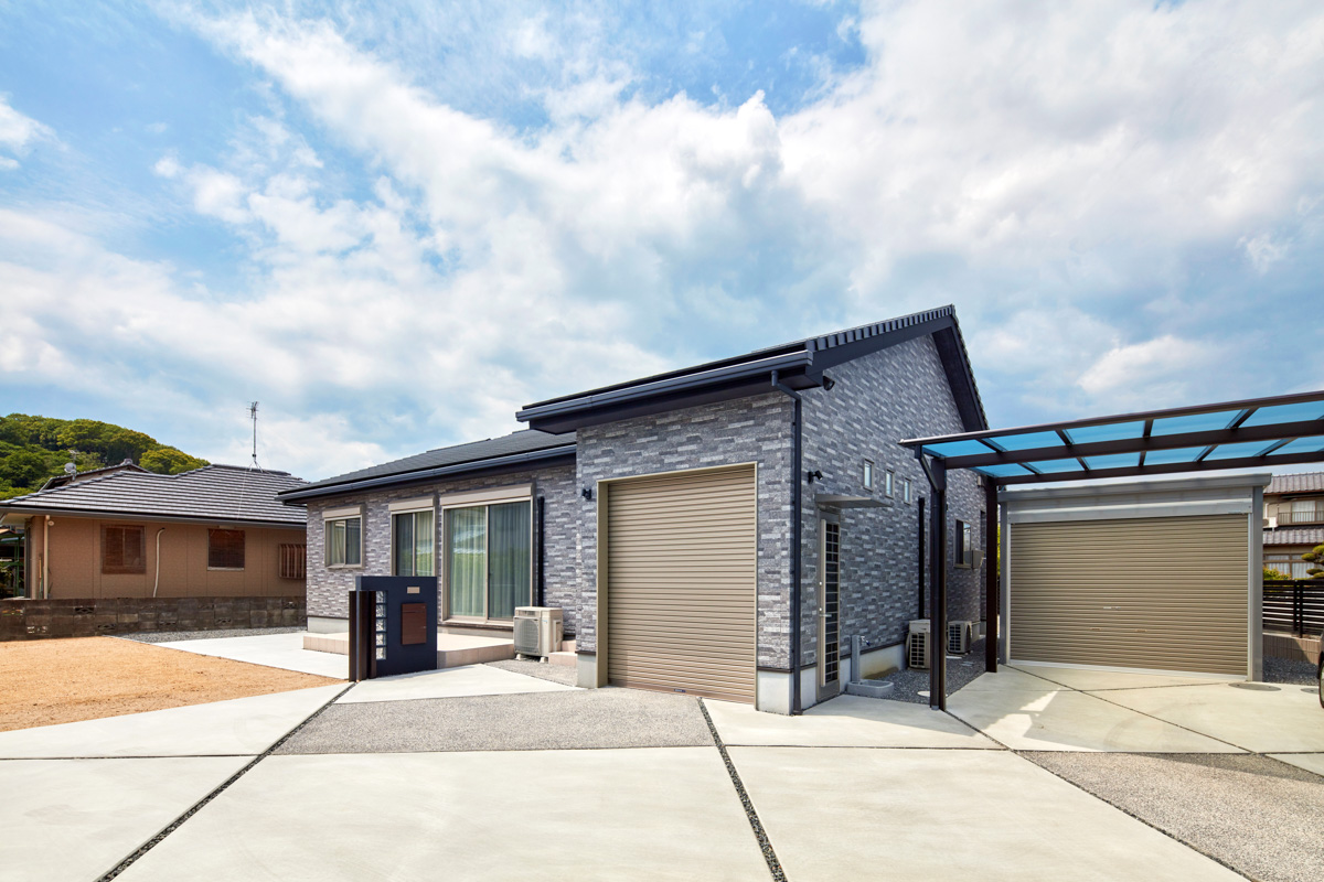 バイクガレージもある拘りの平屋