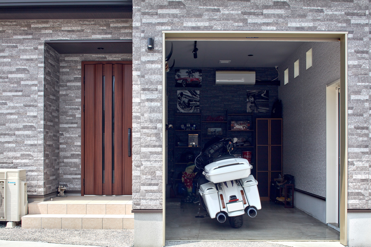 バイクガレージもある拘りの平屋
