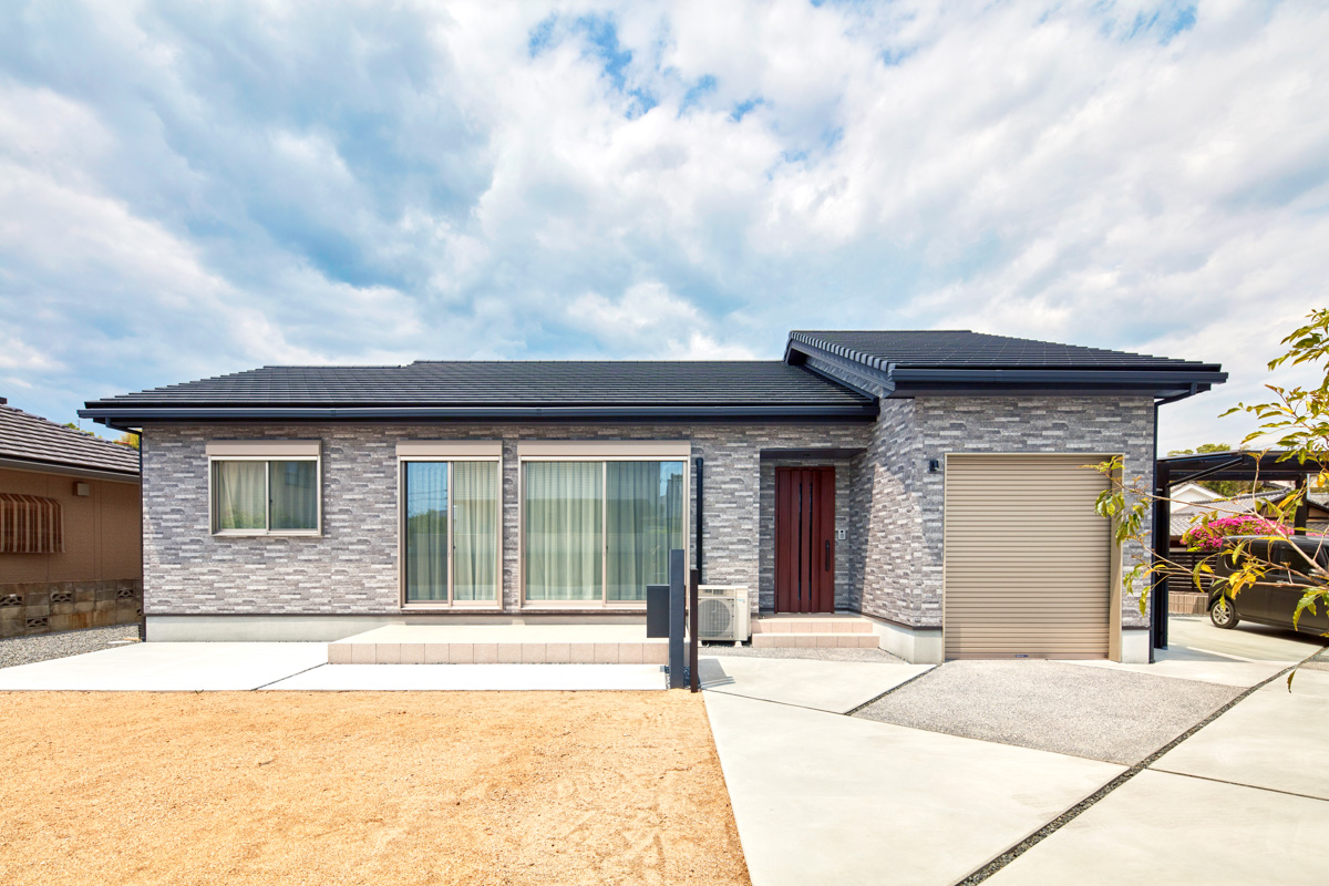 バイクガレージもある拘りの平屋