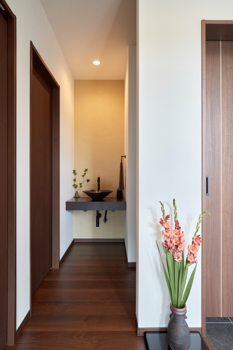 存在感ある外観と明るい庭を望む家