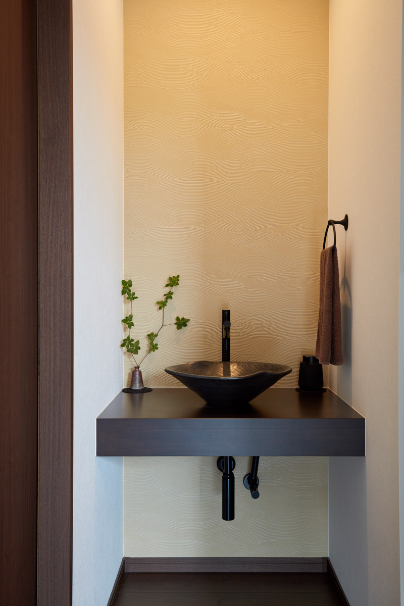 存在感ある外観と明るい庭を望む家