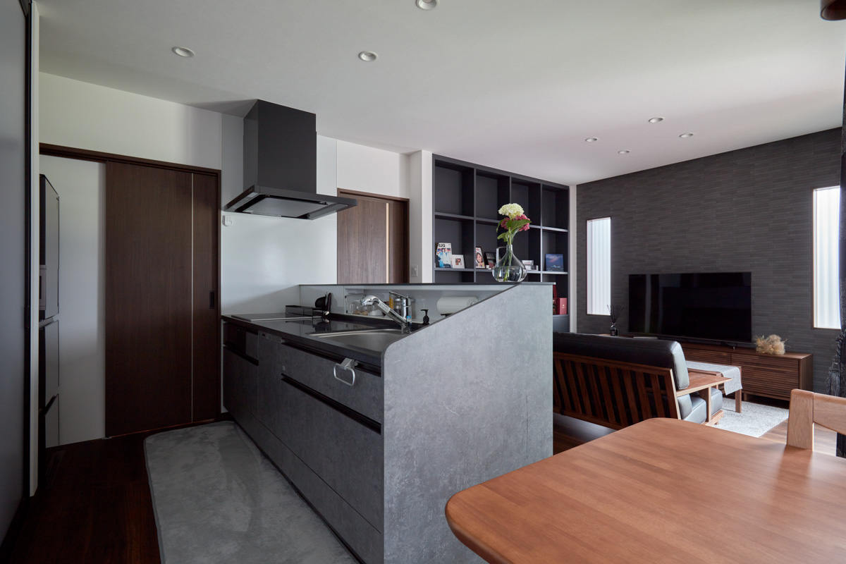 存在感ある外観と明るい庭を望む家