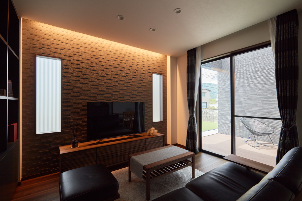 存在感ある外観と明るい庭を望む家