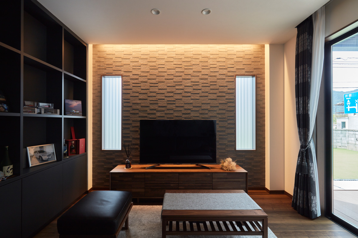 存在感ある外観と明るい庭を望む家