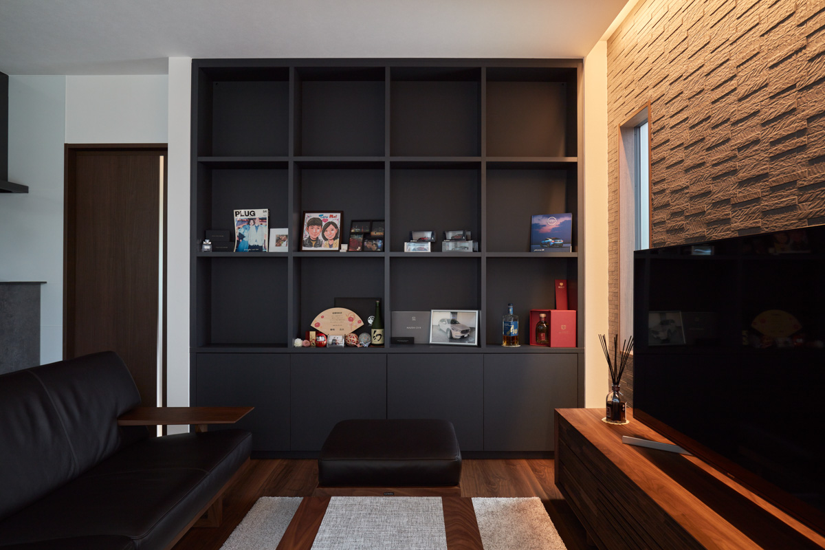 存在感ある外観と明るい庭を望む家