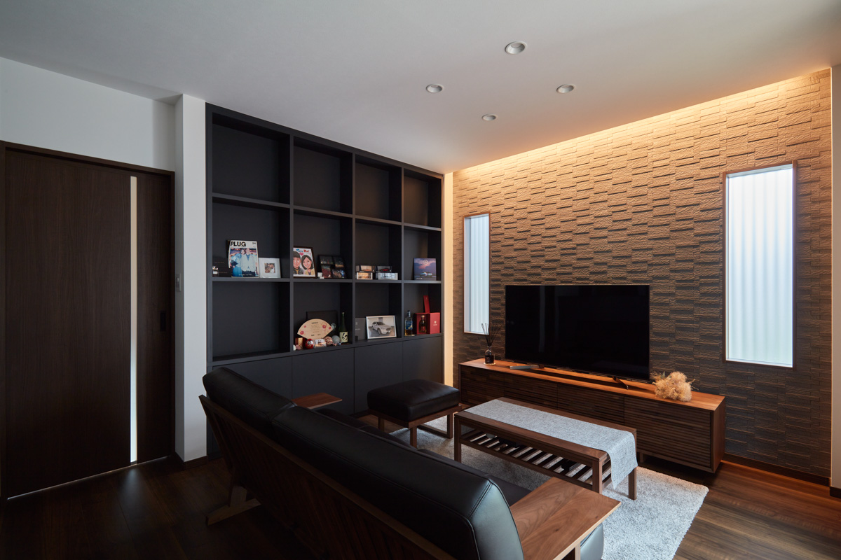 存在感ある外観と明るい庭を望む家