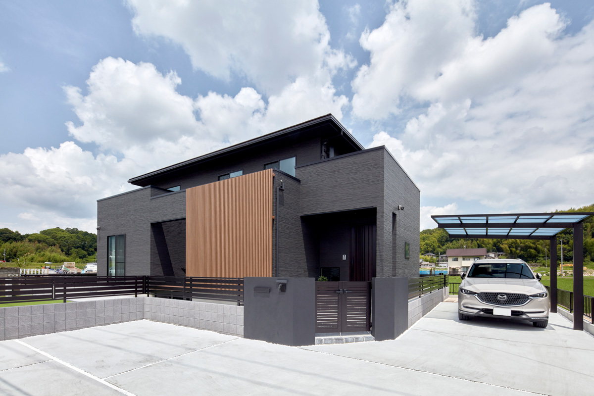 存在感ある外観と明るい庭を望む家