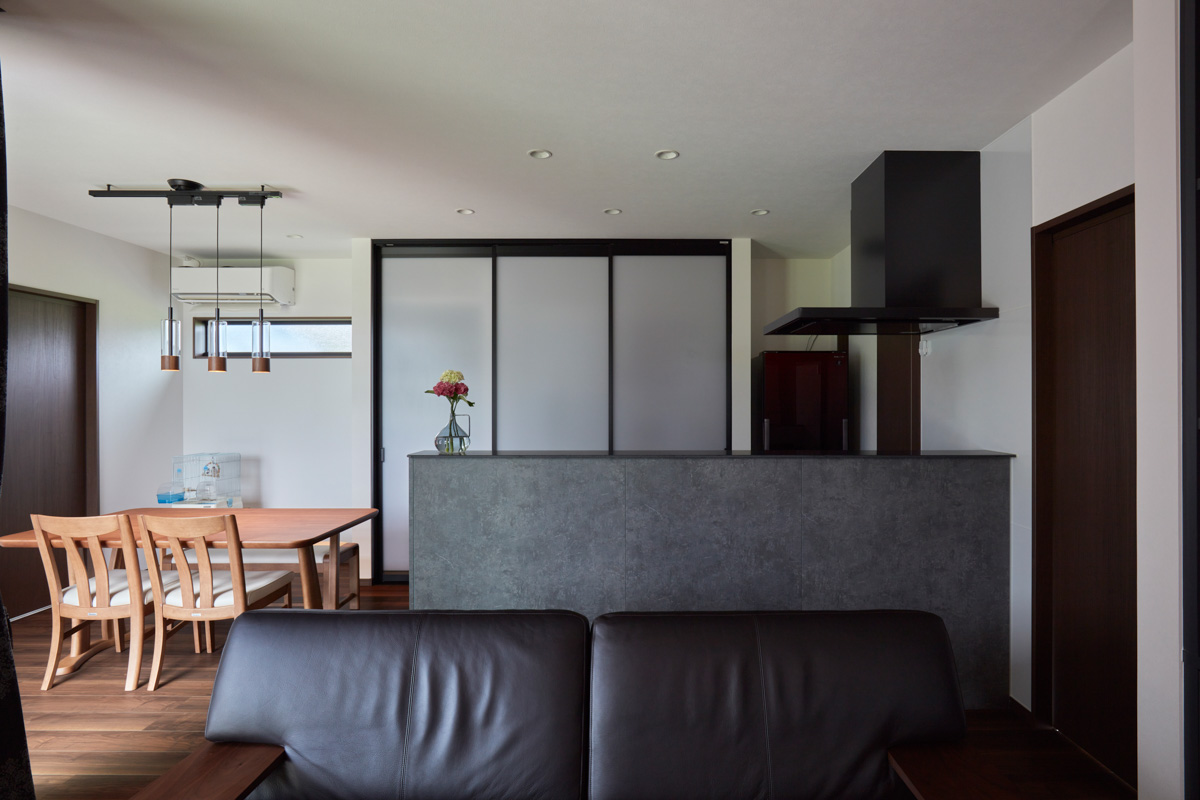 存在感ある外観と明るい庭を望む家