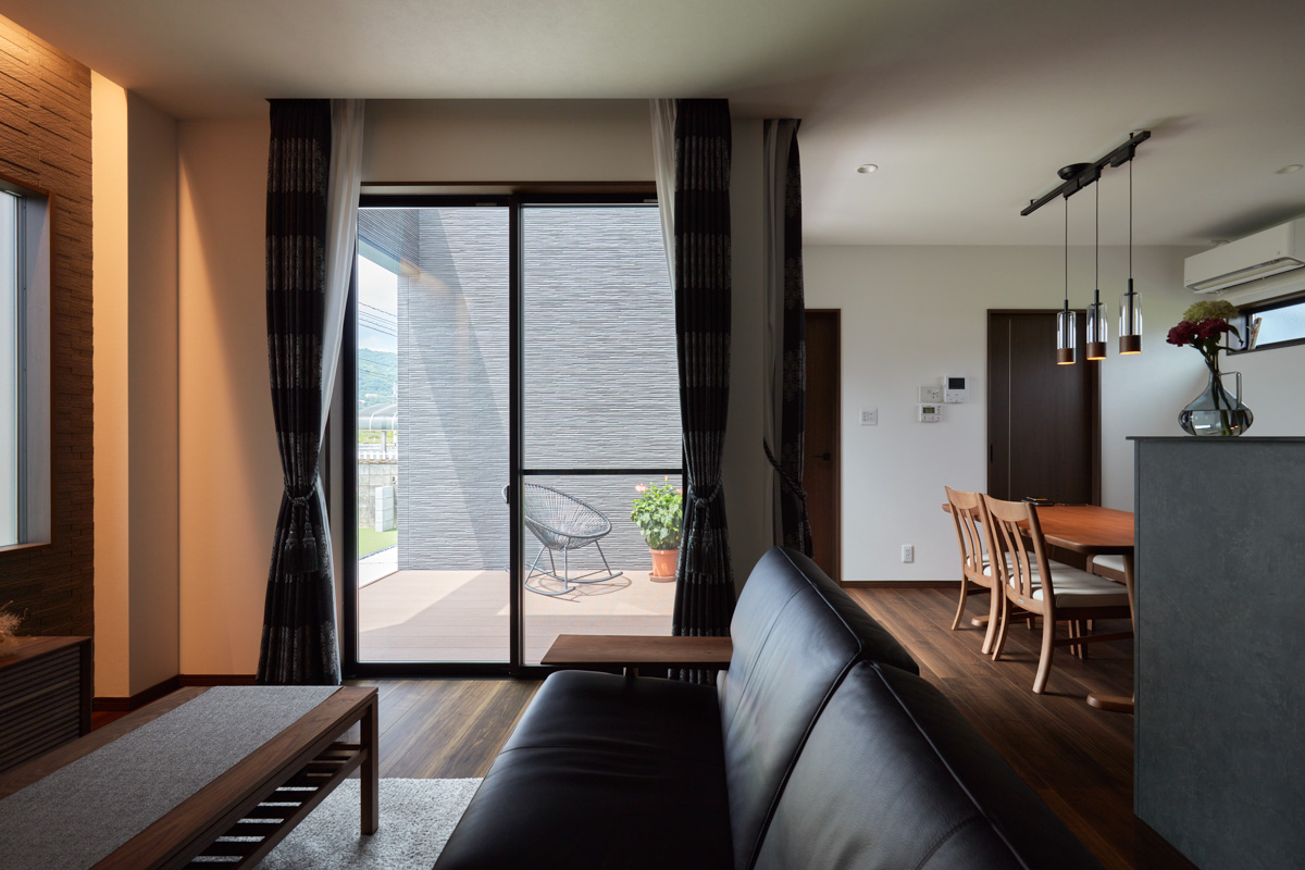 存在感ある外観と明るい庭を望む家