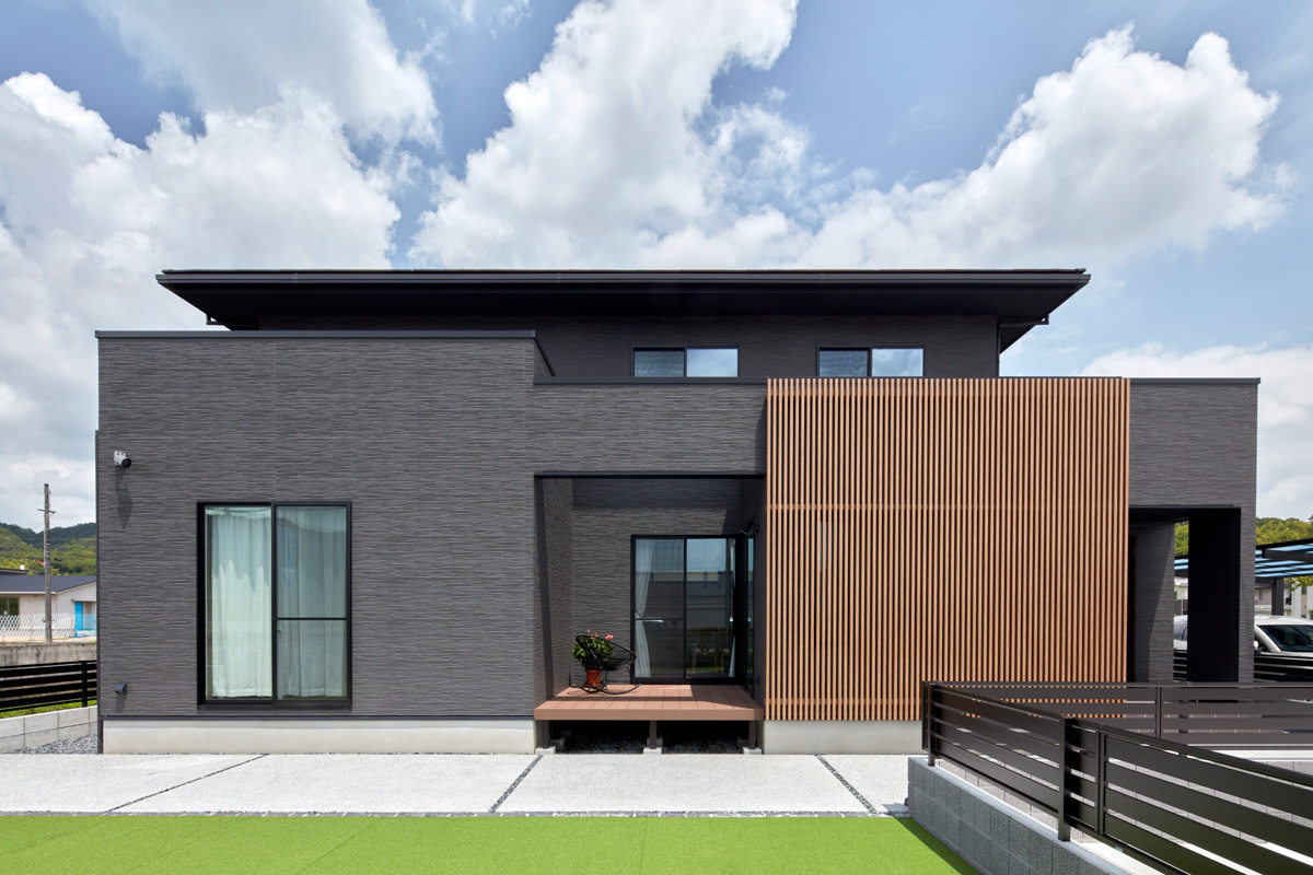 存在感ある外観と明るい庭を望む家