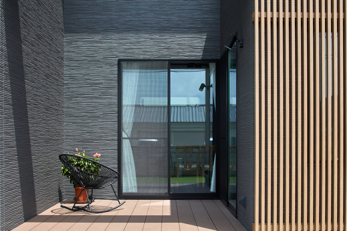 存在感ある外観と明るい庭を望む家