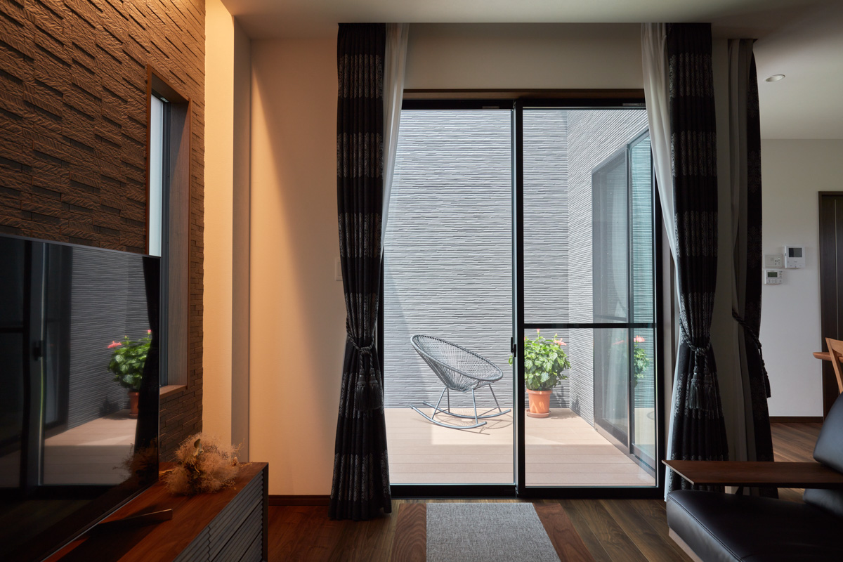 存在感ある外観と明るい庭を望む家