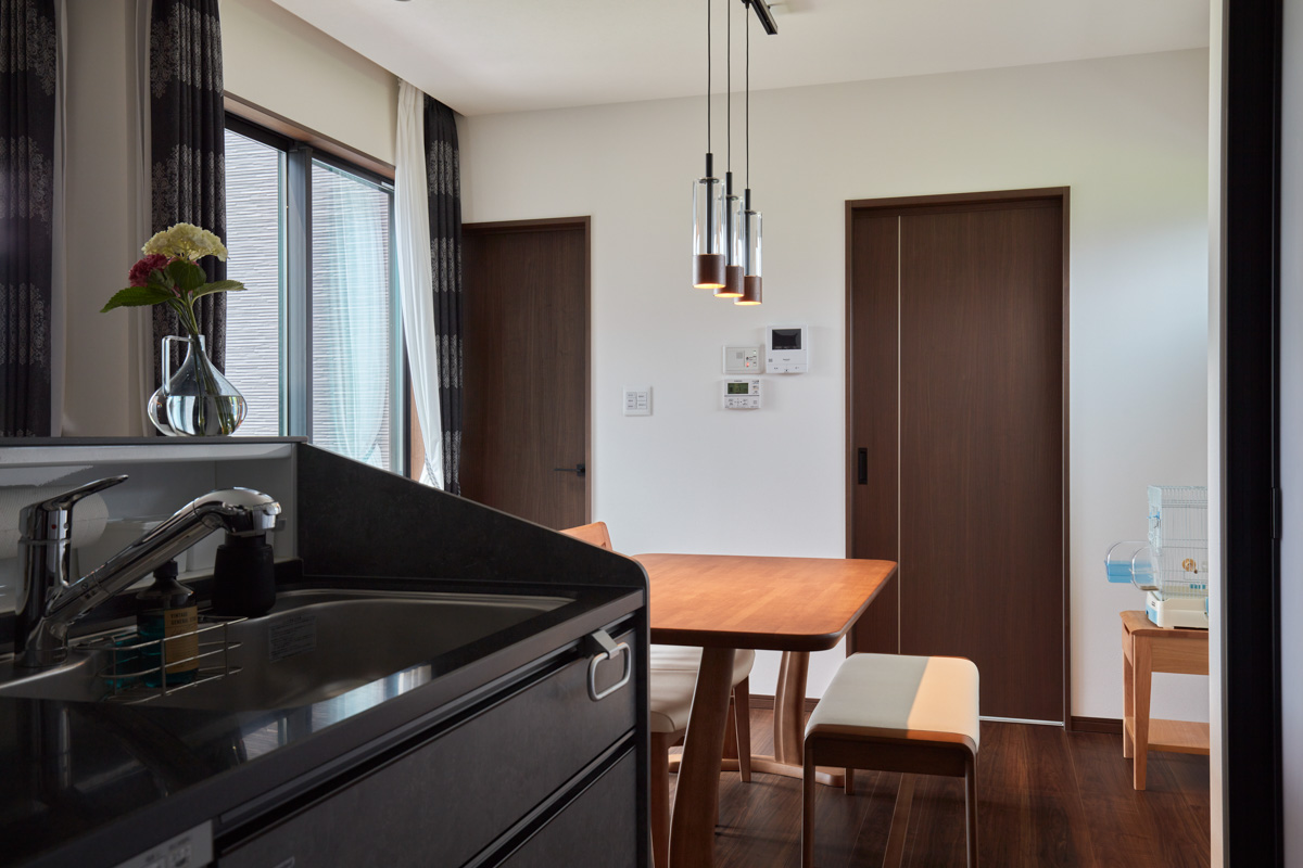 存在感ある外観と明るい庭を望む家