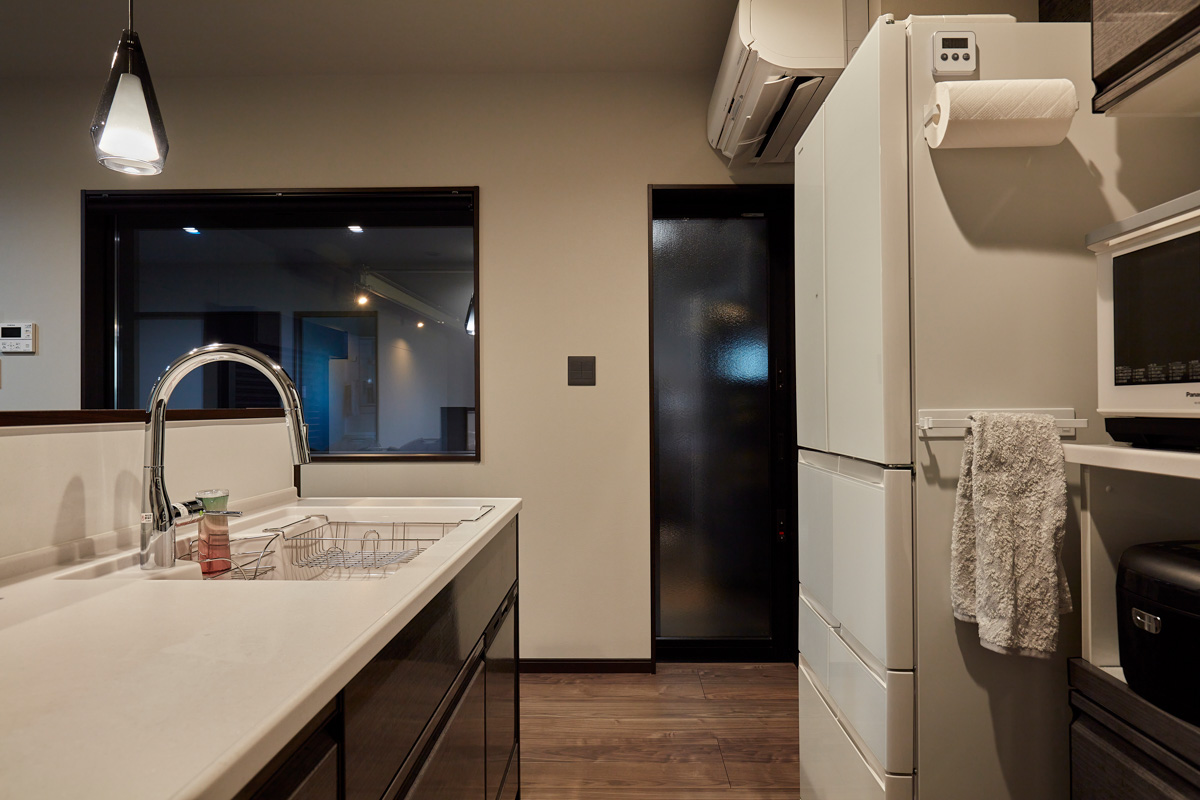 美しく魅せるガレージのある邸