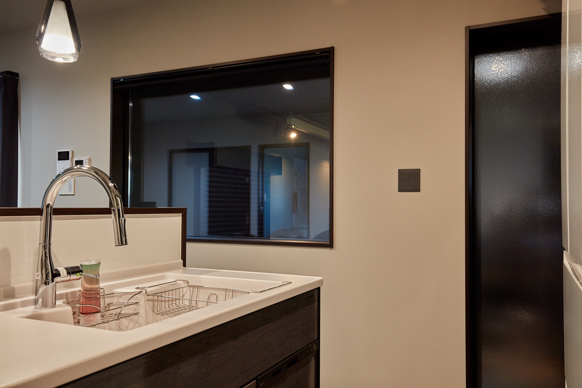 美しく魅せるガレージのある邸