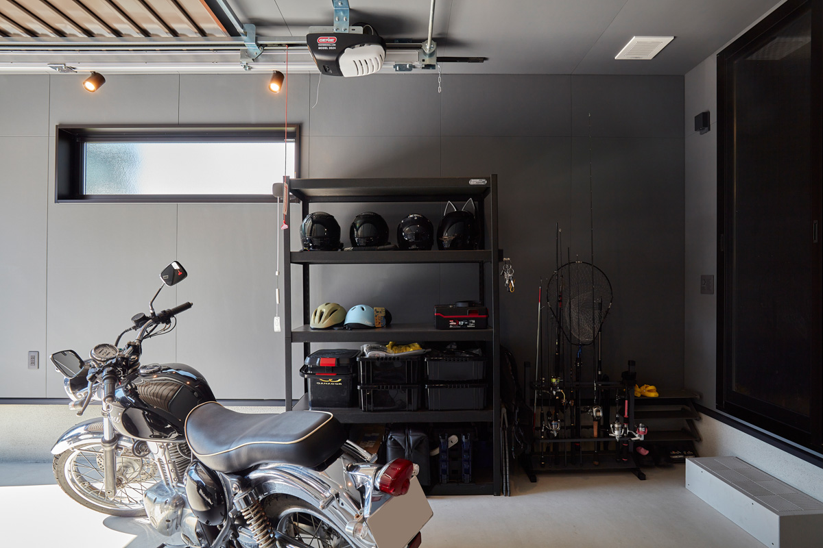 美しく魅せるガレージのある邸