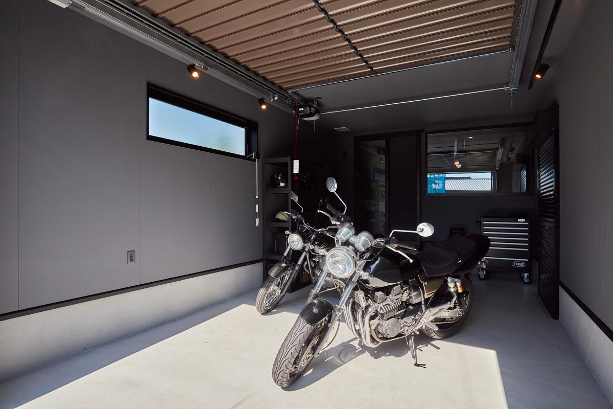 美しく魅せるガレージのある邸