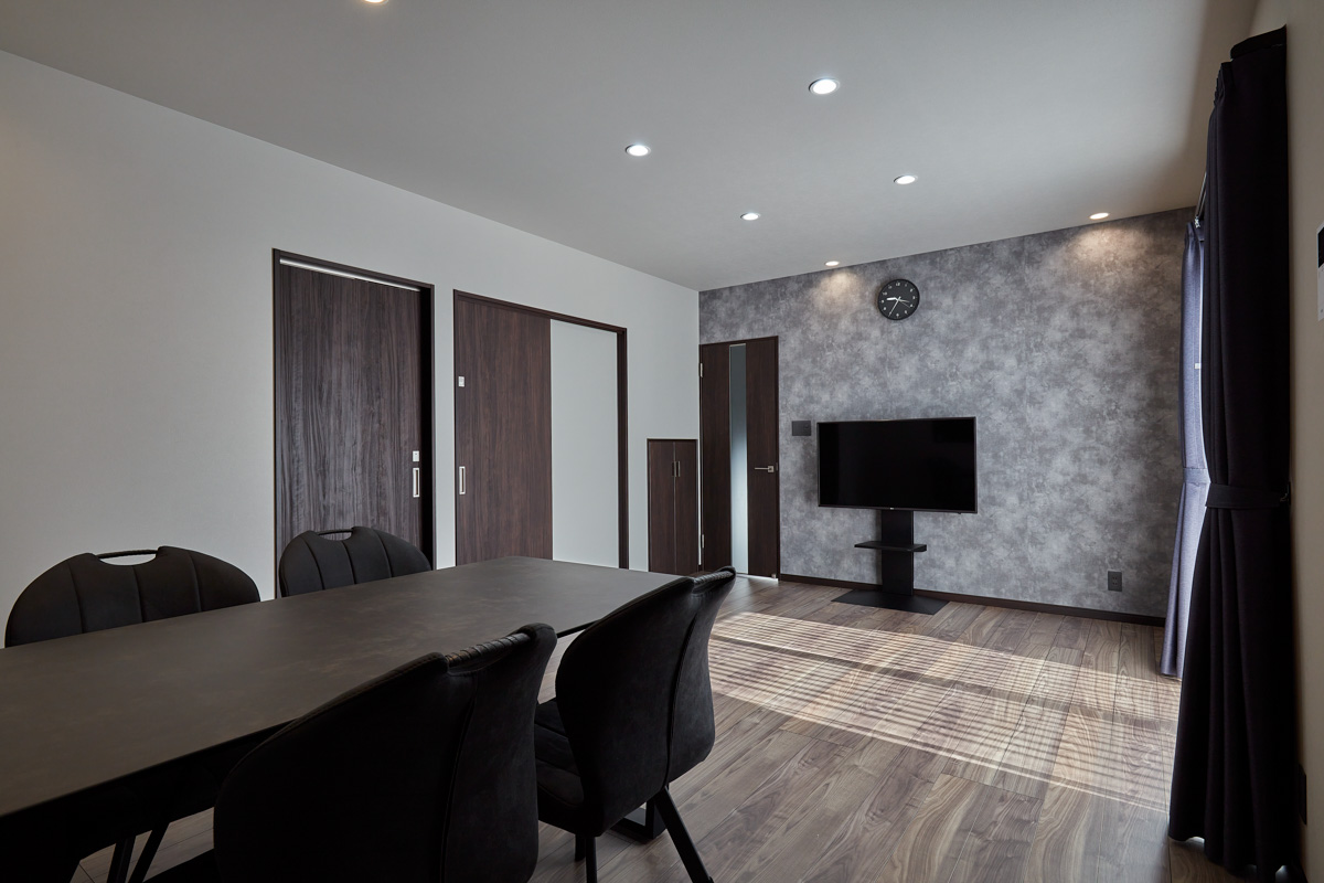 美しく魅せるガレージのある邸