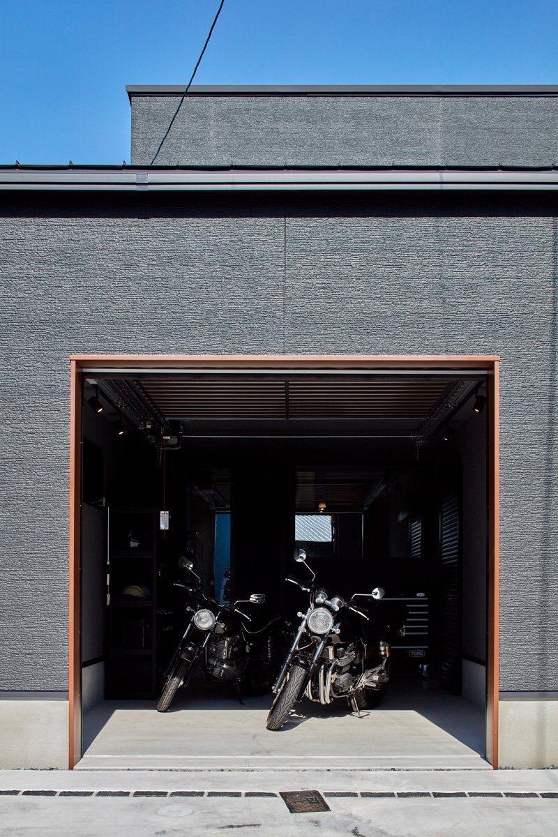 美しく魅せるガレージのある邸