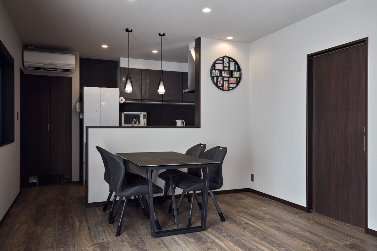 美しく魅せるガレージのある邸