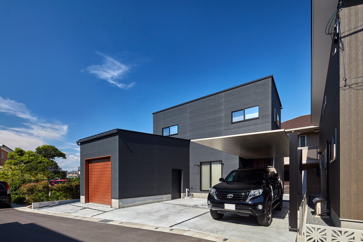 美しく魅せるガレージのある邸