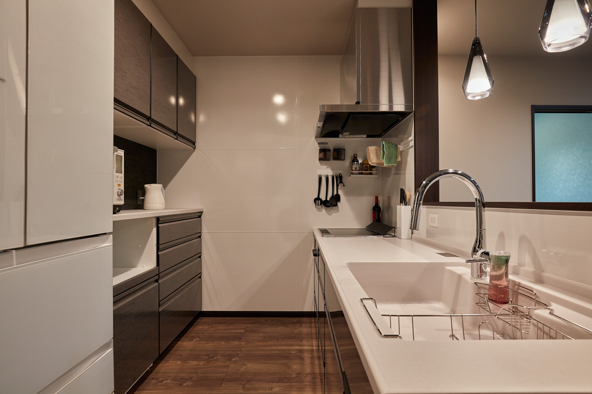 美しく魅せるガレージのある邸