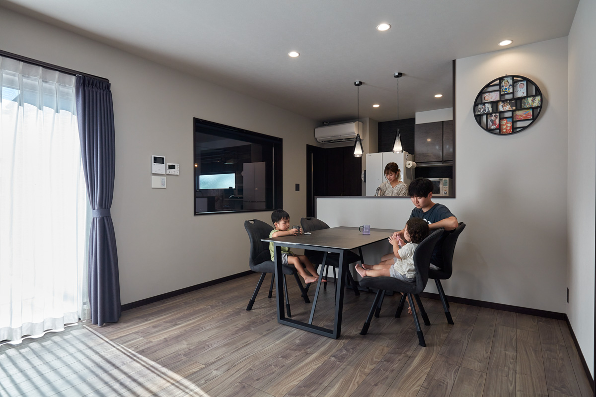 美しく魅せるガレージのある邸