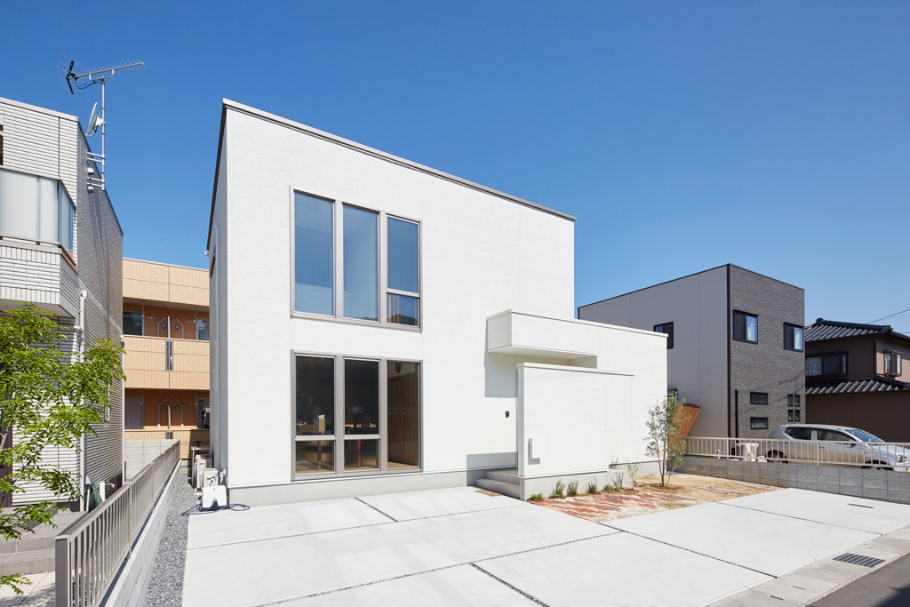 リビングに家族が集まるモダンな家