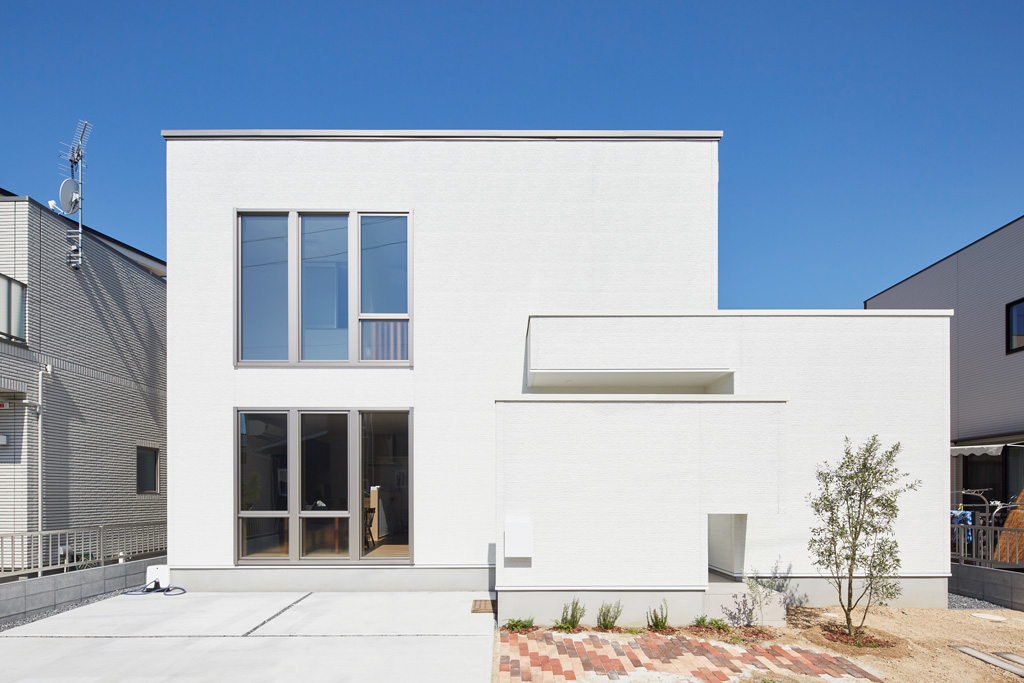 リビングに家族が集まるモダンな家