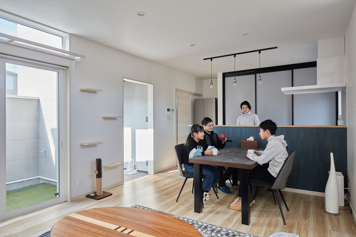 にゃんこと暮らす吹き抜けのある家