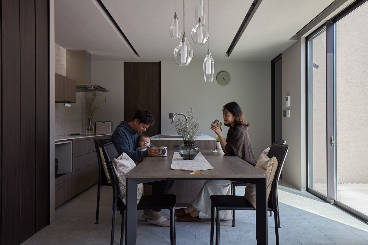 寝室窓の吹き抜けから見渡せる家