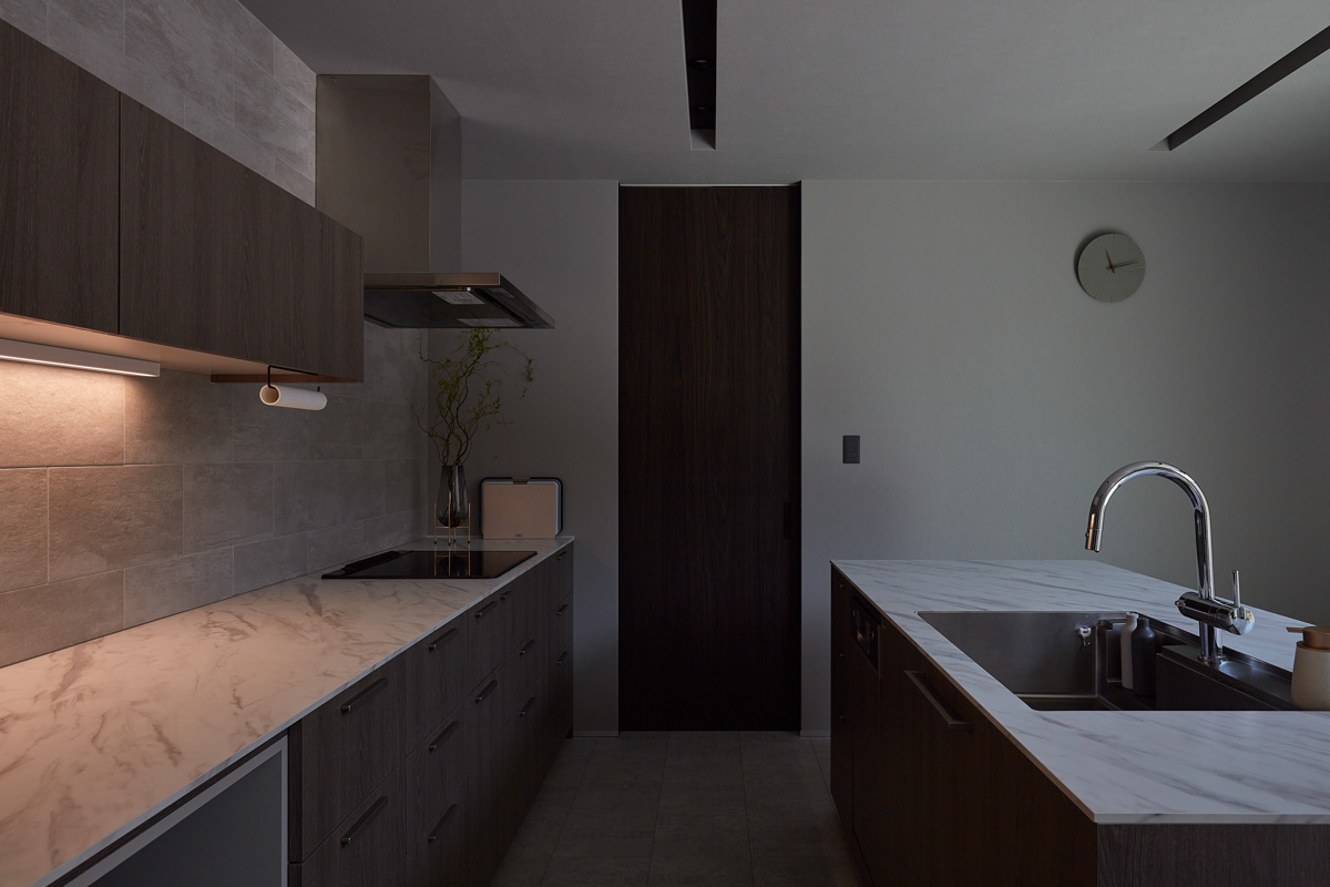 寝室窓の吹き抜けから見渡せる家