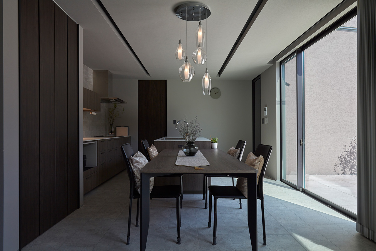 寝室窓の吹き抜けから見渡せる家