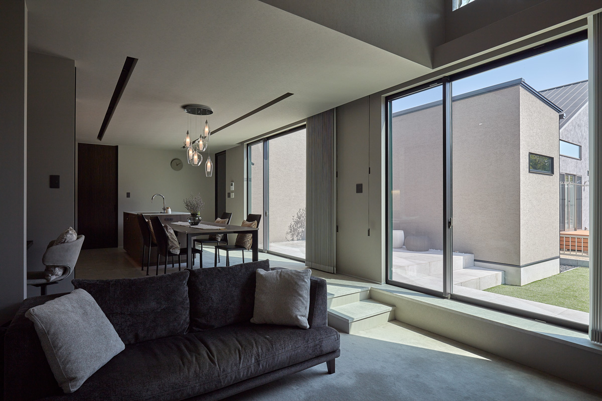 寝室窓の吹き抜けから見渡せる家