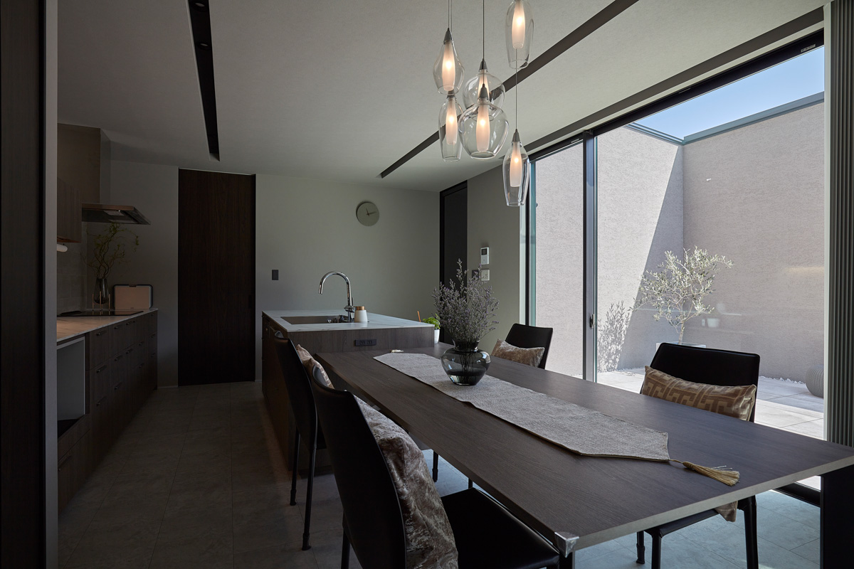 寝室窓の吹き抜けから見渡せる家