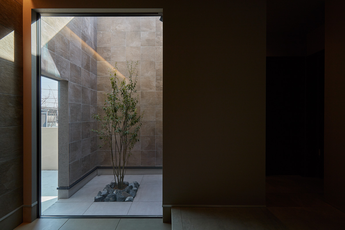 寝室窓の吹き抜けから見渡せる家