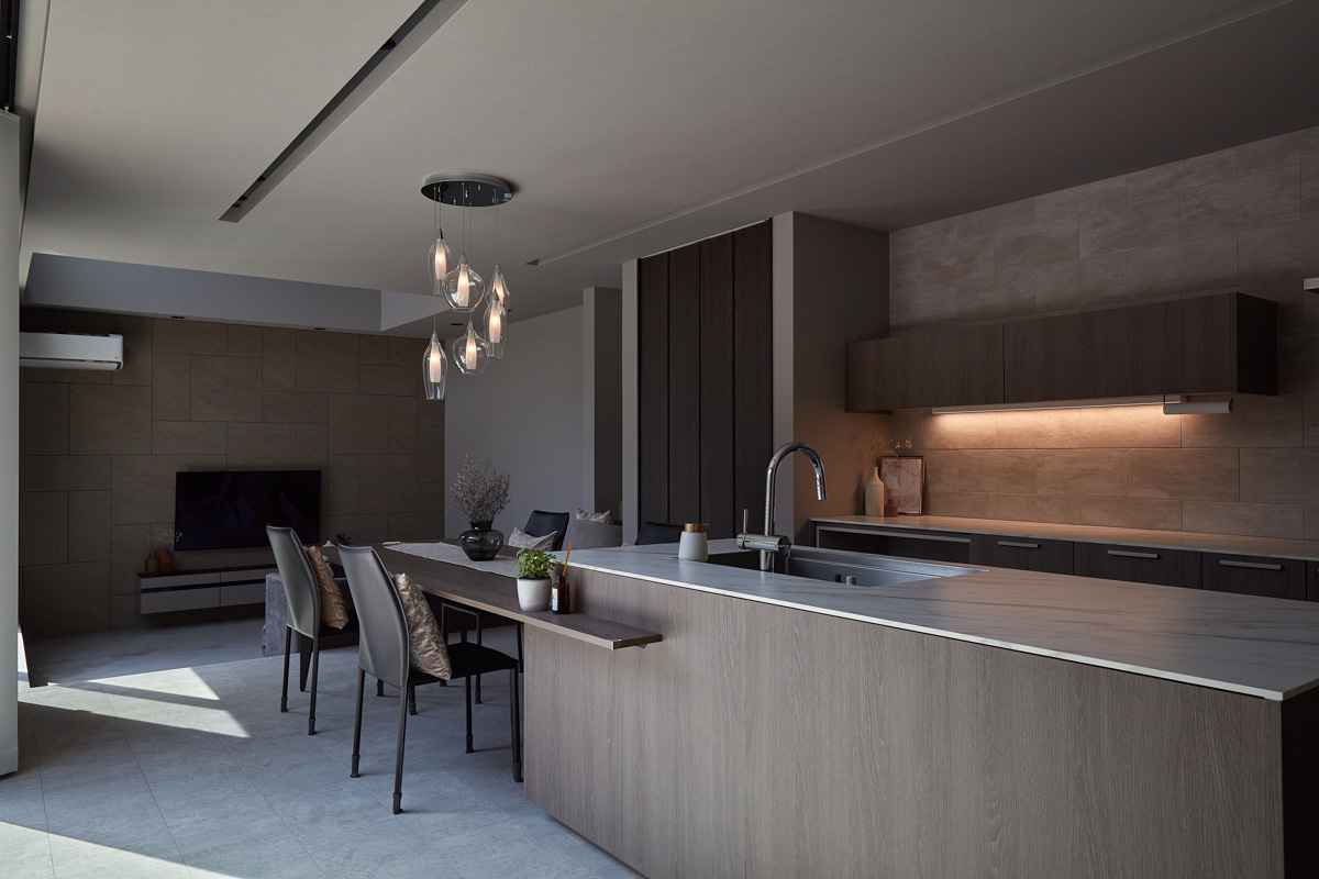 寝室窓の吹き抜けから見渡せる家