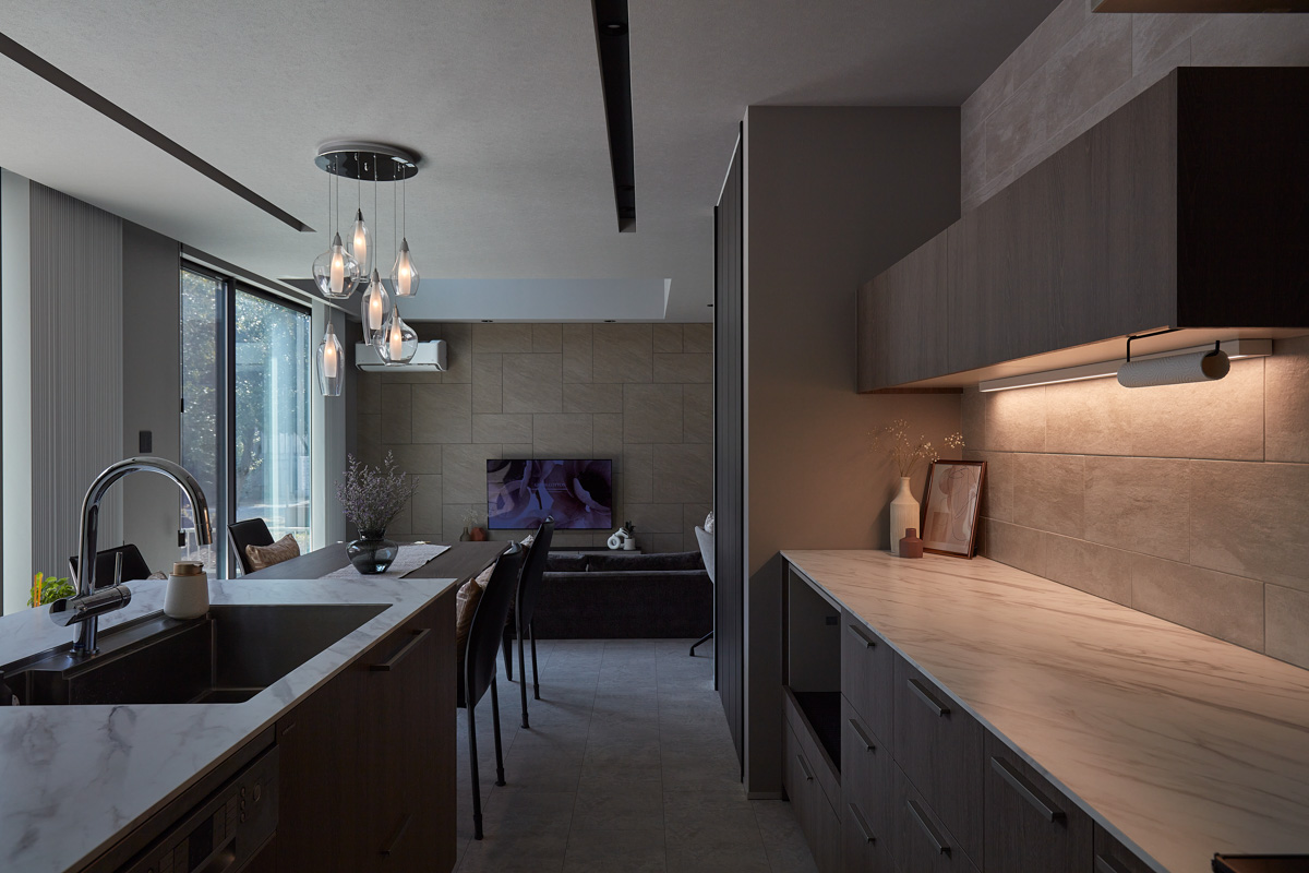 寝室窓の吹き抜けから見渡せる家