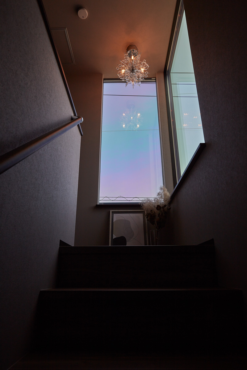 寝室窓の吹き抜けから見渡せる家