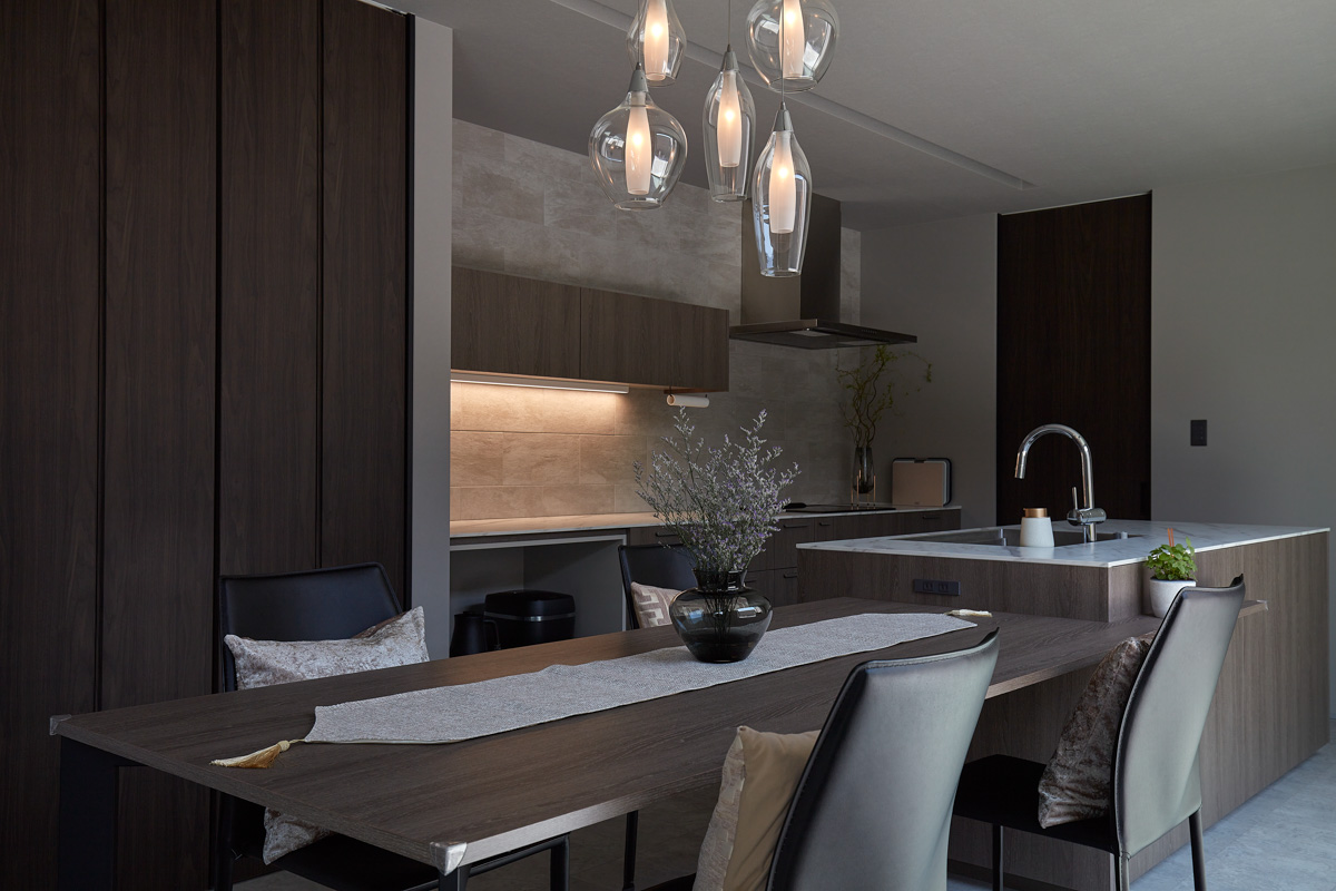 寝室窓の吹き抜けから見渡せる家