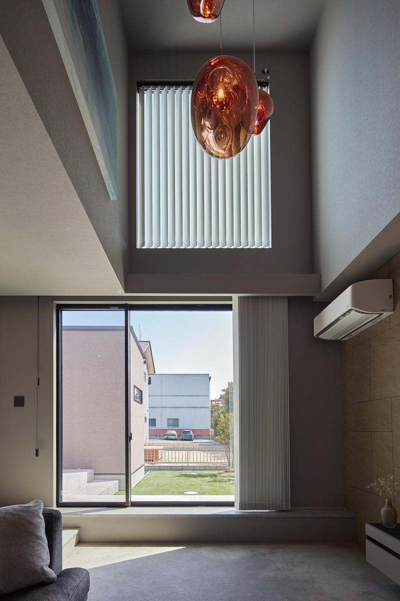 寝室窓の吹き抜けから見渡せる家