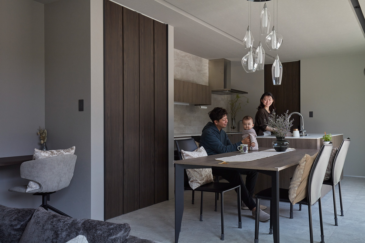 寝室窓の吹き抜けから見渡せる家