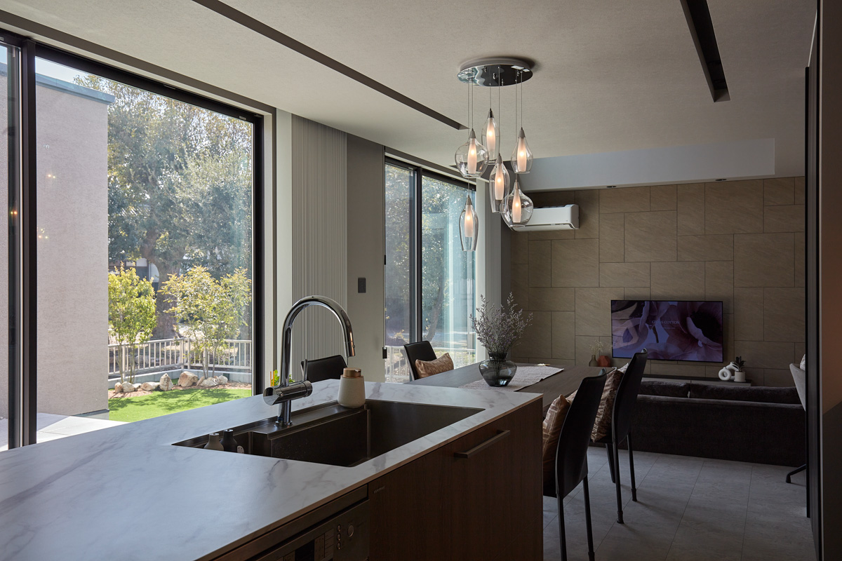 寝室窓の吹き抜けから見渡せる家