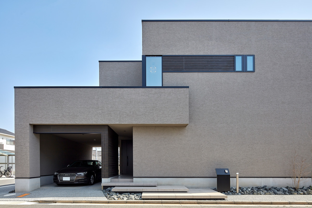 寝室窓の吹き抜けから見渡せる家