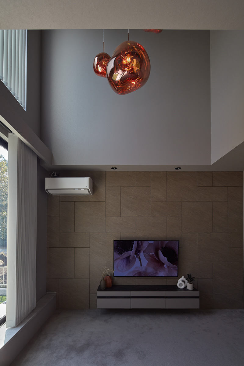 寝室窓の吹き抜けから見渡せる家