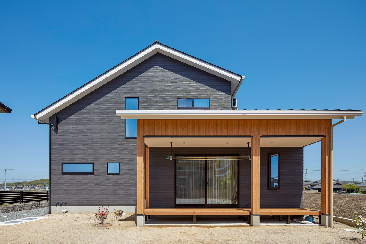 縁側で庭が眺められる和モダンの家