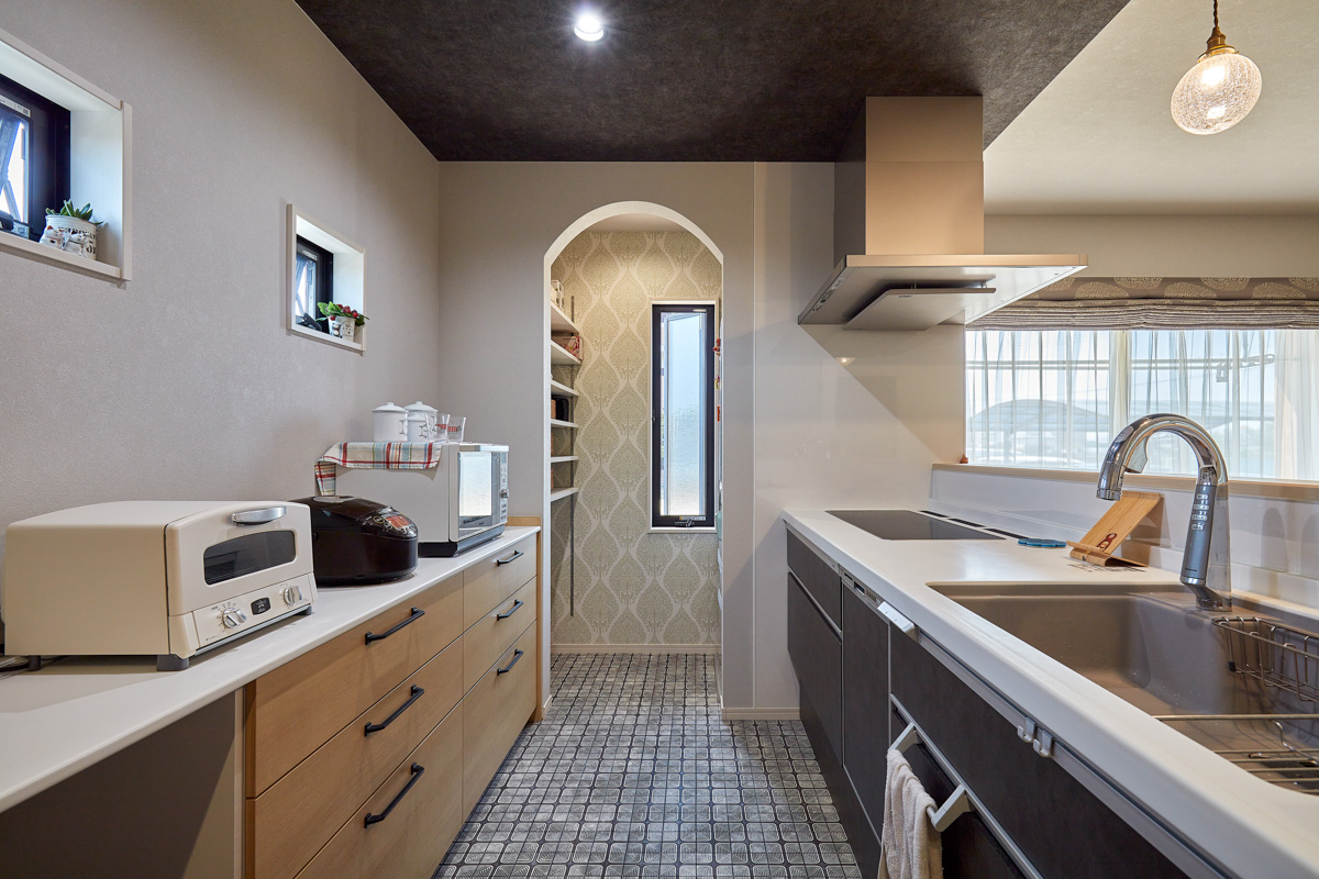 縁側で庭が眺められる和モダンの家