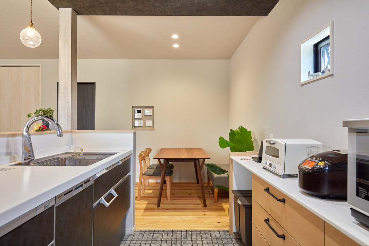 縁側で庭が眺められる和モダンの家