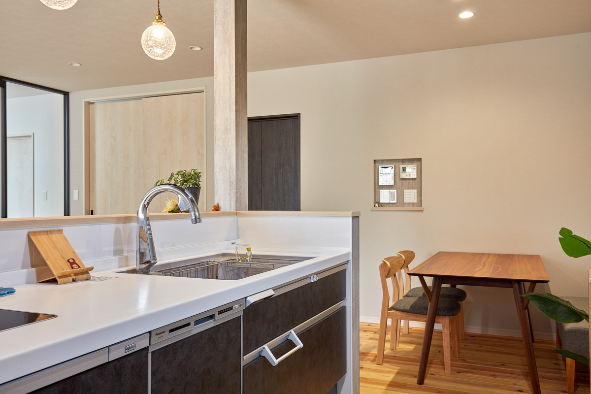 縁側で庭が眺められる和モダンの家