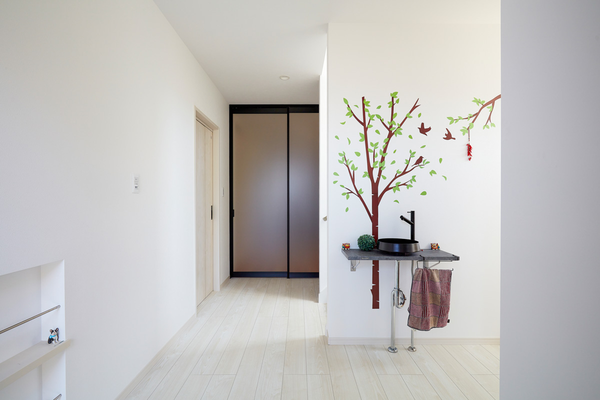 縁側で庭が眺められる和モダンの家